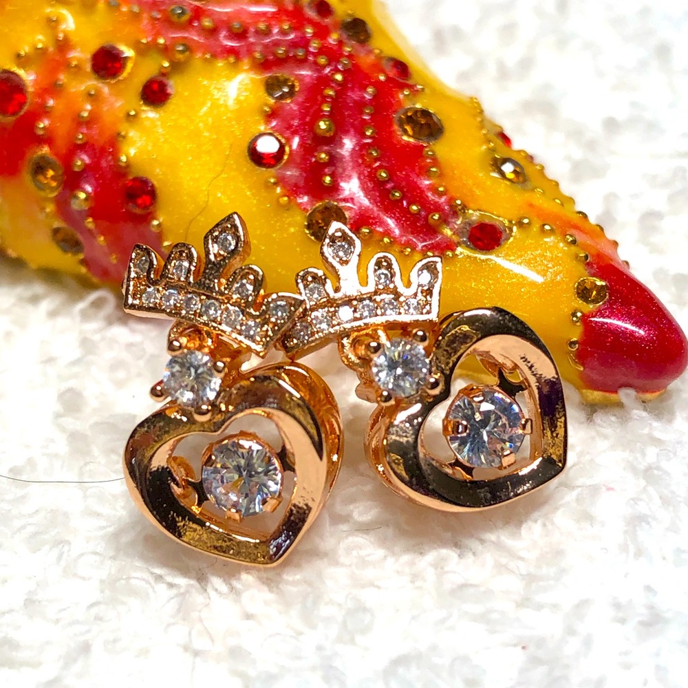 2/20 Pretty crown and heart silver earrings —-NWOT